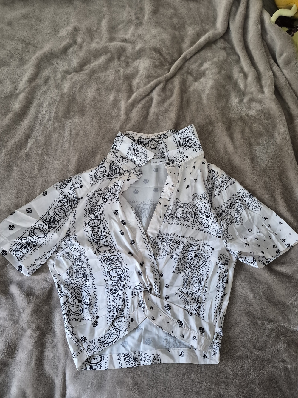 superdown White & Black Bandana Print Twist-Front Crop Top – Size S